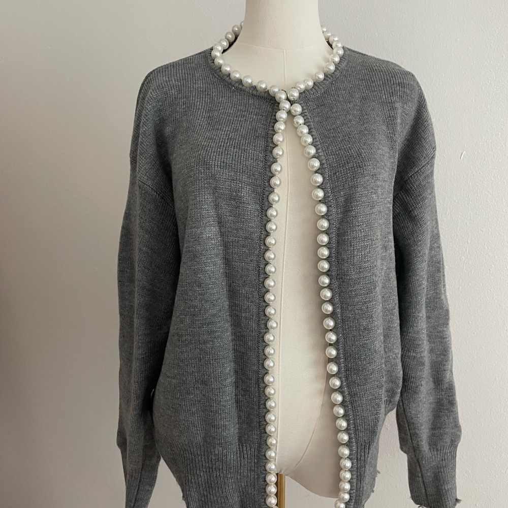 Commense Elegant Gray Pearl-Trimmed Sweater